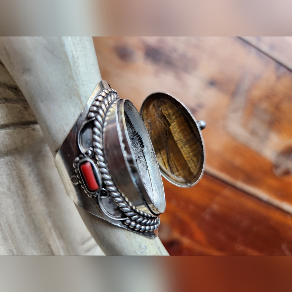 🤎New Boutique Item! Tiger Eye and Coral Gemstone "Poison" Ring💍